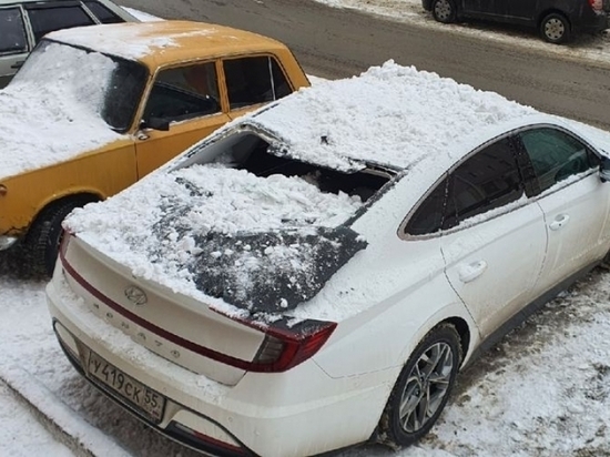 В Омске снег с крыши повредил автомобиль на проспекте Маркса
