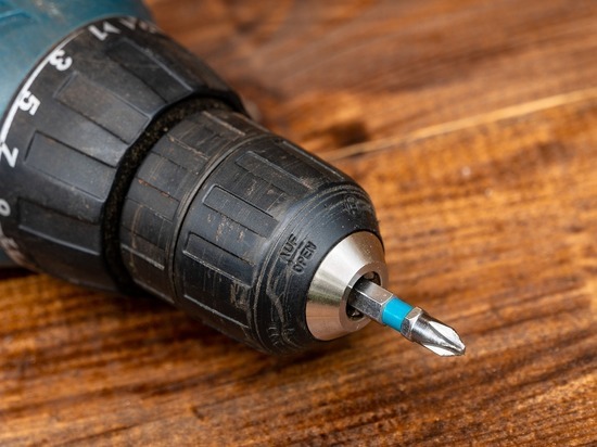 Житель Ярцева присвоил бензопилу и шуроповерт в счет невыплаченной зарплаты