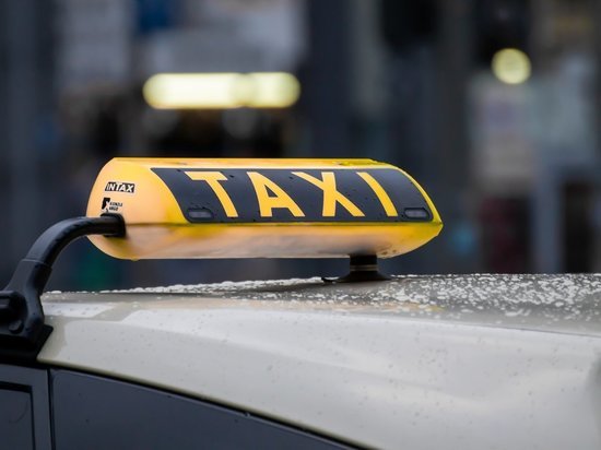 «Вынесли лопату, вытолкнули машину»: в Лабытнанги таксист рассказал о помощи на дорогах в штормовых условиях