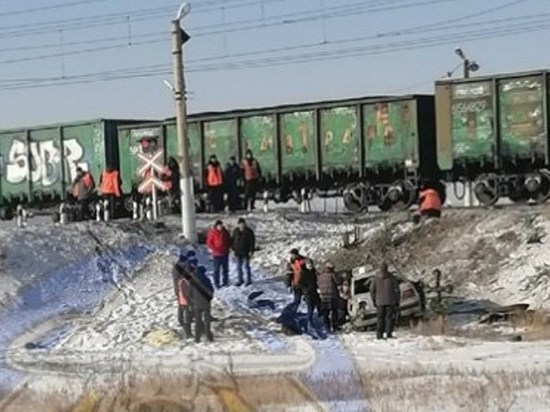 Пассажиры машины пострадали в ДТП с грузовым поездом в Домне