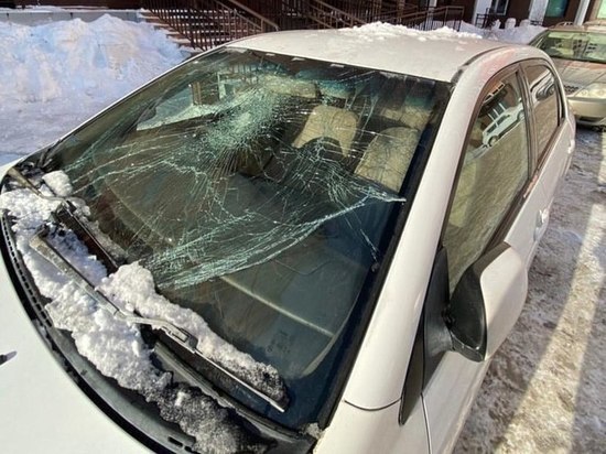 Красноярцы массово жалуются на падающие на машины глыбы снега