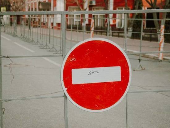Астраханцам запретили парковать автомобили на площади Ленина