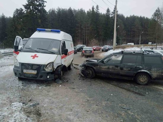 В Ижевске столкнулись Тойота и скорая помощь