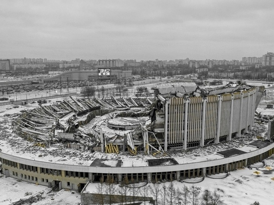 Аварийные здания, «заброшки», неживописные руины и другие «жертвы перестройки»: в Петербурге при разных администрациях их число только увеличивалось