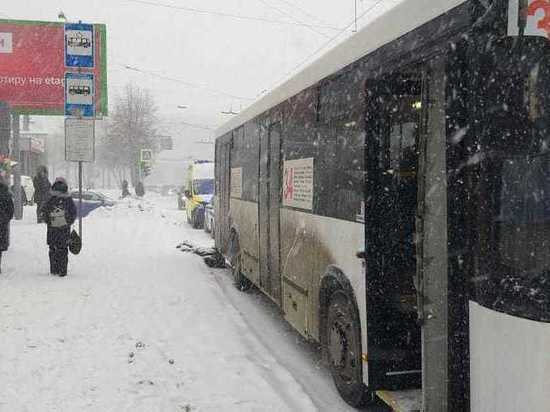 Мужчину на остановке в Новосибирске насмерть сбил автобус
