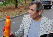 Бари Алибасов передвигается в инвалидном кресле