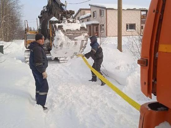 Мусоровоз увяз в снегу в Петрозаводске