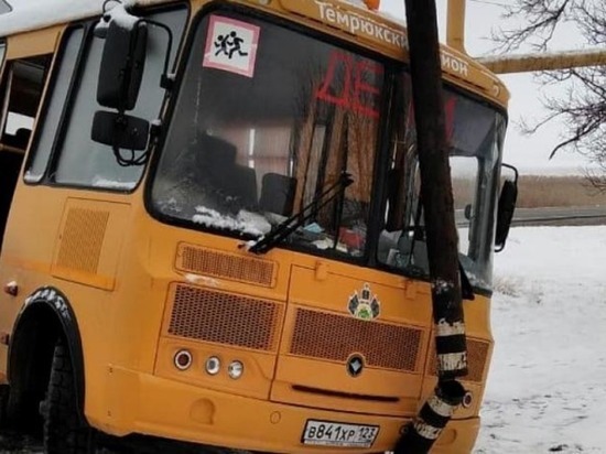 Школьный автобус попал в ДТП на скользкой кубанской дороге