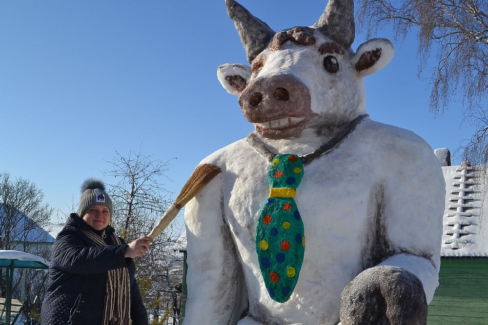 Рязанка слепила из снега трехметрового быка: фото гигантской скульптуры