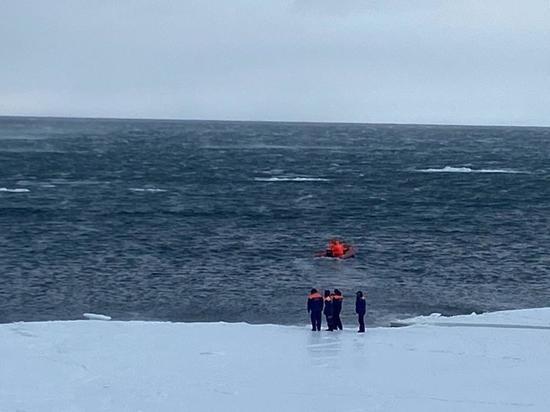 На Сахалине в открытое море уносит рыбаков на льдине