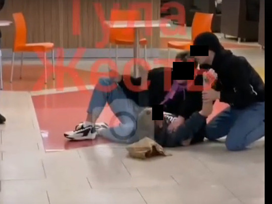 В торговом центре Тулы трое молодых людей устроили "лежбище" на фуд-корте