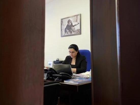 Пресс-секретаря МИД Армении вдохновляет на работе "старушка с автоматом"