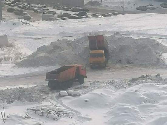 В мэрии объяснили горы снега на дорогах Красноярска