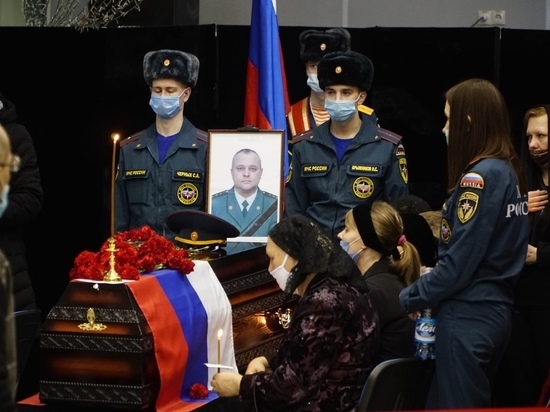 В Красноярске на церемонию прощания с погибшими пожарными пришли более 1,5 тыс человек