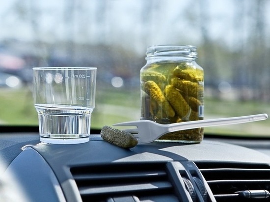 Жительница Хакасии выпивала и закусывала прямо за рулём автомобиля
