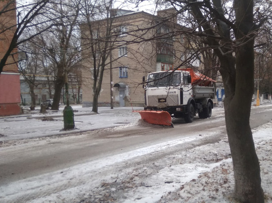 В ДНР ведут борьбу со снегом на дорогах