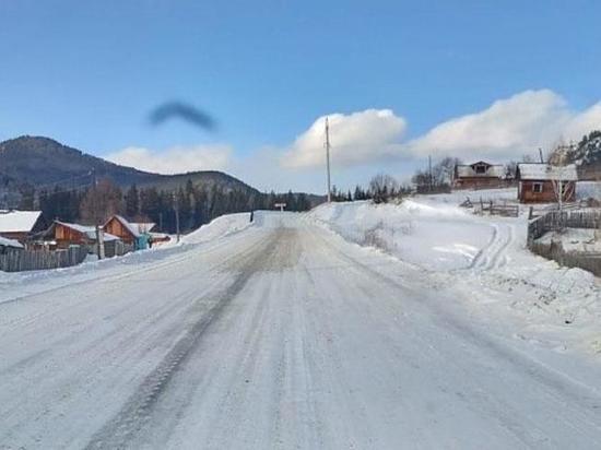 Дорожная техника устраняет последствия снегопада на дорогах Хакасии