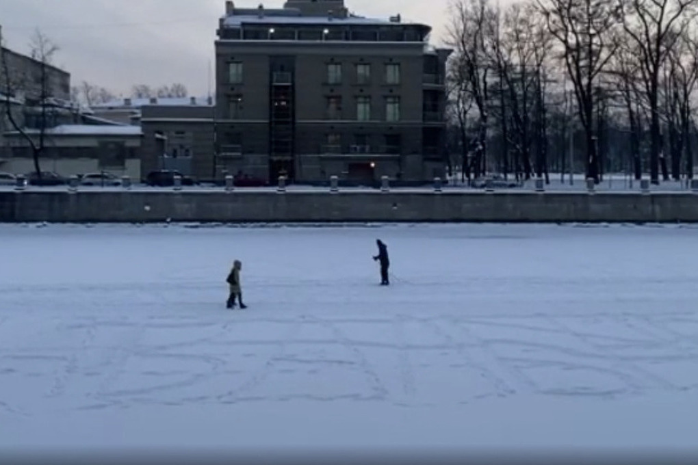 В санкт петербурге призвали. Навальный на снегу. Прогулка по льду Фонтанки в 2024 году. Навальный снегу Фонтанка. Сугроб Навальный.