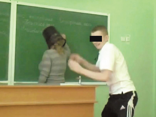 Школьник «уволил» учителя из школы после спора с приятелями