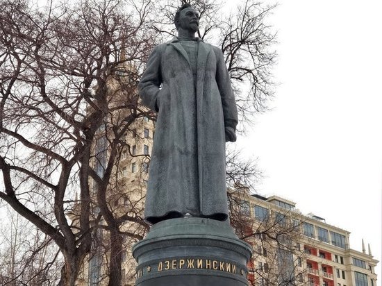 Монумент на Лубянке уродовали еще в советское время