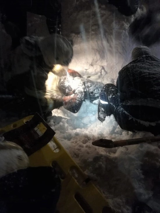 В Новокузнецке спасли женщину, пролежавшую под толщей снега десять часов