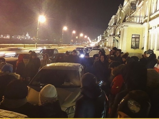 Петербуржцы морозной ночью стояли в очереди у Дворца Бракосочетаний