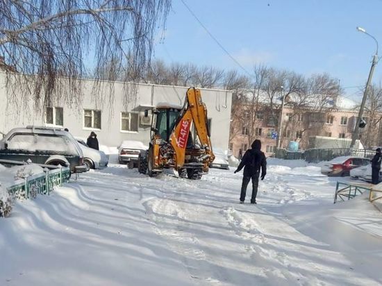 Снег убирают из челябинских дворов рекордное количество дворников