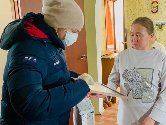 Депутат Заксобрания Ямала передала многодетным погорельцам деньги на стройматериалы