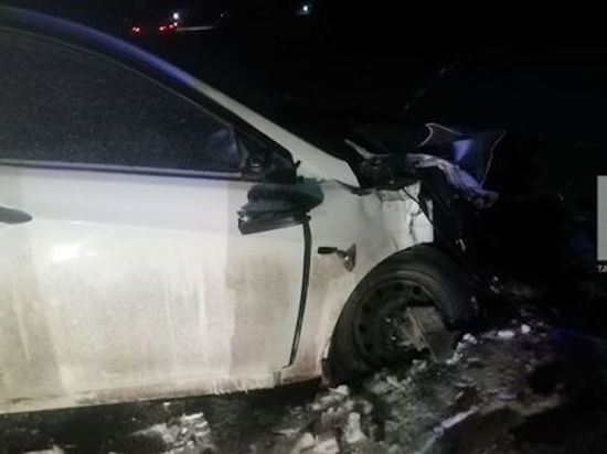 В Татарстане заснувший за рулем легковушки водитель влетел в фуру