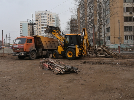 Почему в Астрахани на Барсовой спилили деревья