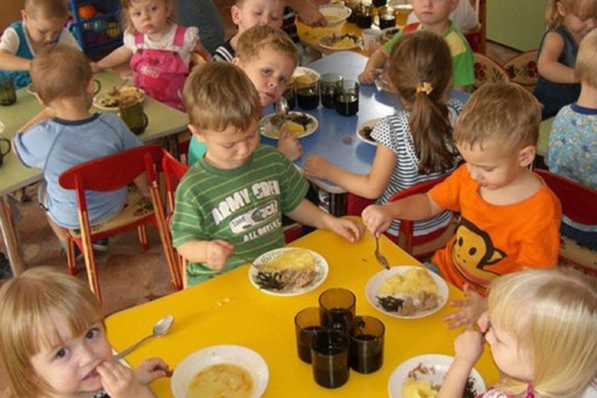 Что едят в садике. Завтрак в детском саду. Обед в детском саду. Обед детей в детском саду. Дети едят в детском саду.