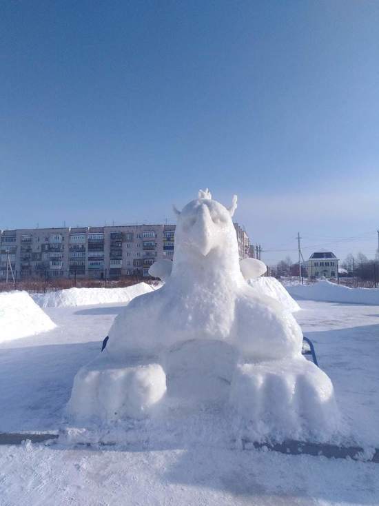 Жители Тверской области продолжают лепить из снега прекрасные скульптуры