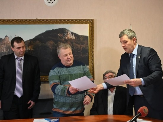 Сотрудник донецкой муздрамы стал лучшим художником России