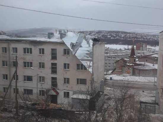 Ветер в Магадане снёс крышу дома после капремонта
