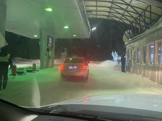 Водитель едва не замерзшего на трассе авто поблагодарил за помощь инспекторов ДПС Ноябрьска