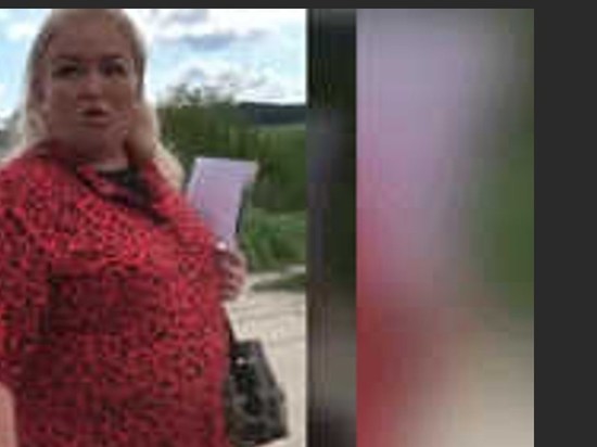 Прокурора из Подмосковья лишили премии за красное леопардовое платье
