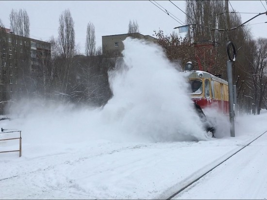 В Саратове снегоуборочный трамвай засыпал снегом людей