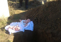 В дагестанском селе Тамазатюбе, куда Дауд Даудов приехал хоронить своих детей-близнецов, а, откинув погребальное одеяло, обнаружил кукол, до сих не могут поверить в происходящее