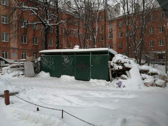 Непонятно, кто будет убирать свалку строительного мусора с контейнерной площадки в центре Петрозаводска