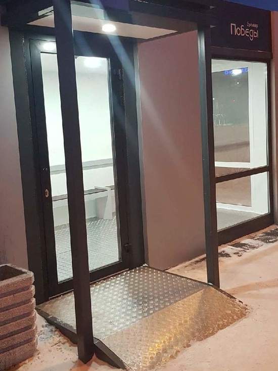 Вандалы оторвали ручку от двери теплой остановки в Лабытнанги