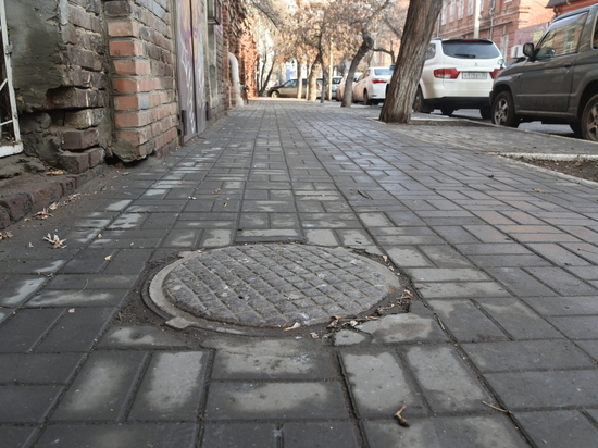 В Астрахани установили новые люки на колодцах канализации и водопровода