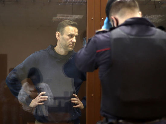Навального привезли в суд