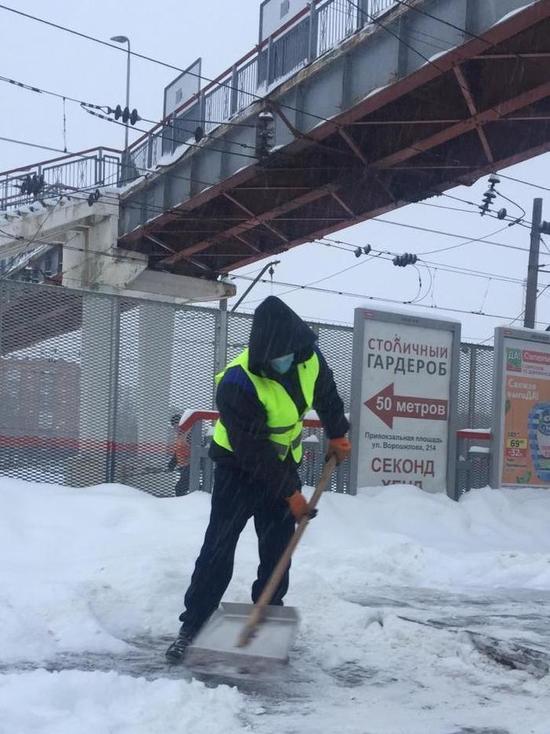 Волонтеры очистили железнодорожный мост в Серпухове