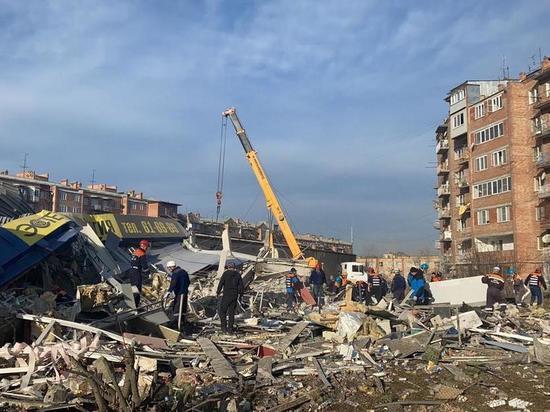 Взрыв газа полностью разрушил супермаркет во Владикавказе