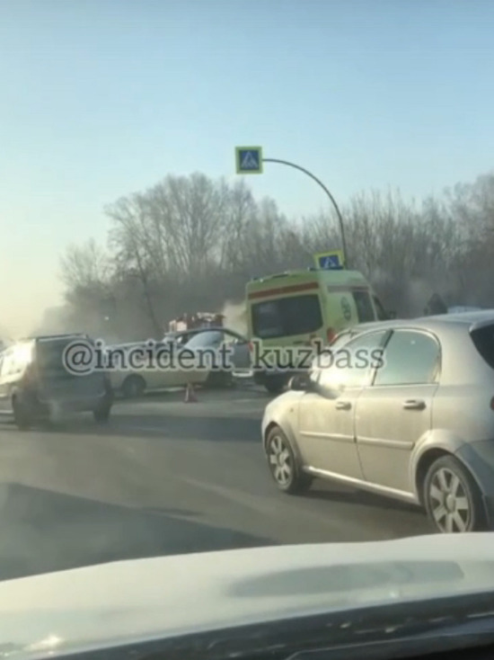 Серьезная авария произошла рядом с кемеровским рынком