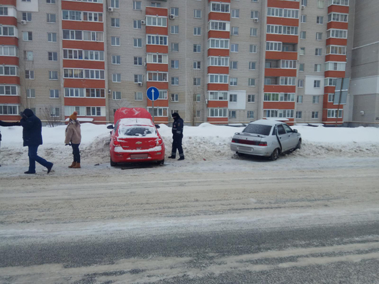 Два водителя пострадали в аварии на улице Зубковой в Рязани