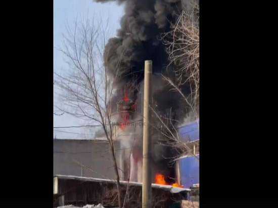 «Фасад разорвало»: в Красноярске загорелся крупный склад