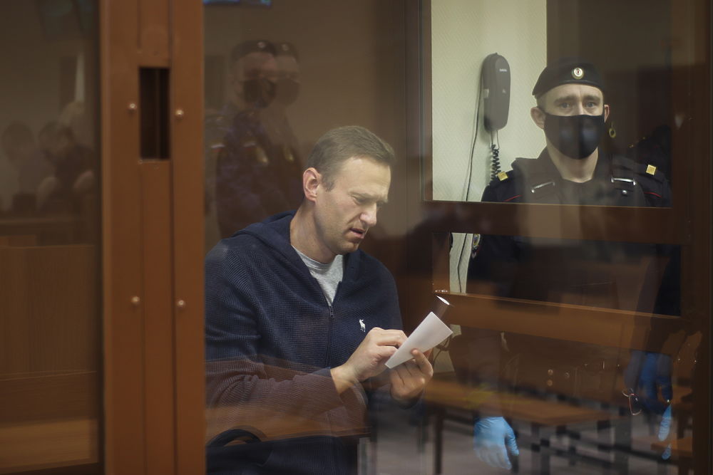 Навальный еще сильнее похудел: кадры суда по клевете
