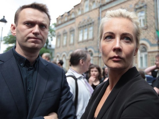 Песков отказался комментировать отъезд жены Навального за границу
