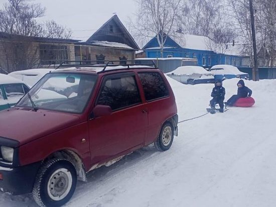 Рязанца оштрафовали за катание детей на привязанной к машине ватрушке